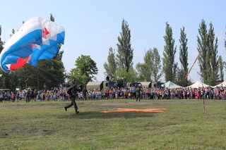 Výsadkáři ze Kbel dopadli po seskoku padákem přímo do prostoru heliportu
