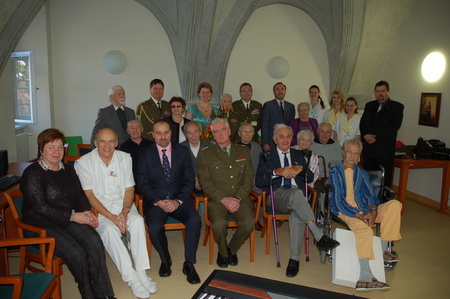 Závěrečná fotografie účastníků koncertu „Růže pro veterány“