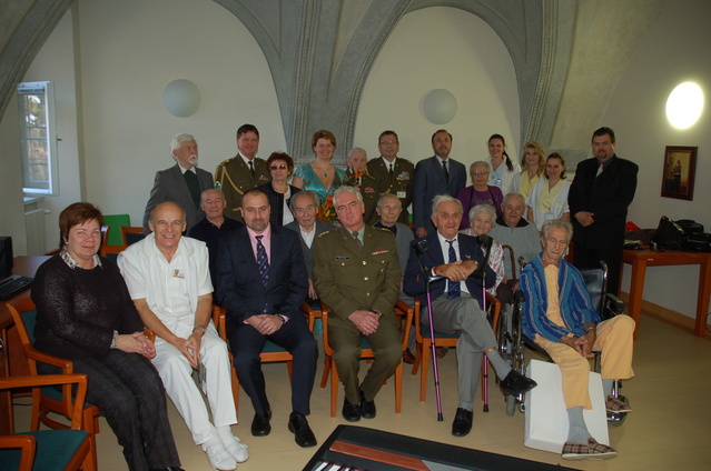 Závěrečná fotografie účastníků koncertu „Růže pro veterány“