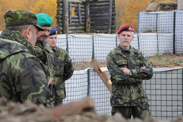 Gen. Pavel v doprovodu nového velitele společných sil gen. Gurníka na nově vybudované předsunuté základně sloužící k přípravě do zahraničních operací