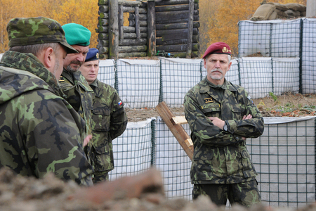 Gen. Pavel v doprovodu nového velitele společných sil gen. Gurníka na nově vybudované předsunuté základně sloužící k přípravě do zahraničních operací