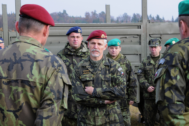 Generál Pavel mezi příslušníky brigád a základen naslouchá možnostem speciálního výcviku u VeV-VA
