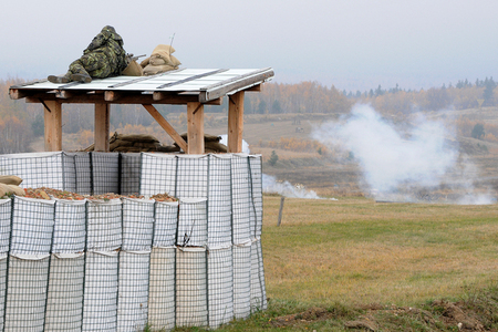Nastřelování základny a její obrana opětovanou střelbou