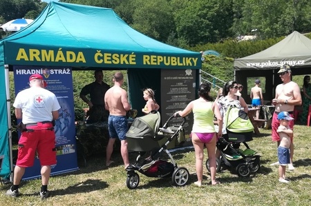 Lidé v plavkách a vojáci v uniformách si dali sraz na koupališti na Petynce