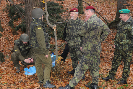 NGŠ gen. Pavel, VSpS gen. Gurník a náčelník Odboru výcviku VeV-VA plk. Klinovský mezi příslušníkky kurzu přežití - diplomaté junioři