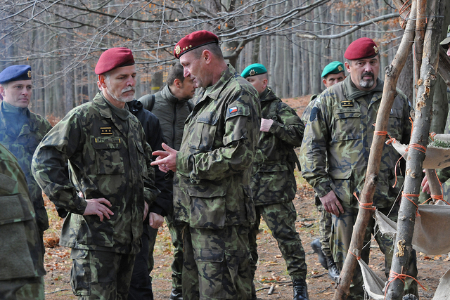 Plukovník Klinovský vysvětluje podstatu kurzů přežití
