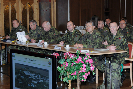 Ve Vyškově nechyběli ani zástupci vojenského školství - rektor UO plk. Přikryl a velitel VSŠ Moravská Třebová plk. Němeček (oba uprostřed)