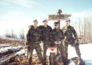 Skupinové foto příslušníků čety pod výstižným nápisem „Co tě nezabije, to tě posílí“