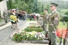 Výročí tragického úmrtí četaře Petra Valeše a rotmistra Luďka Zemana si každý rok připomínají v Rožmitále na Šumavě jejich přátelé, spolubojovníci a rodinní příslušníci (2)