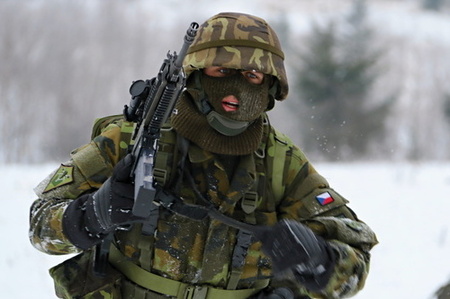 Video: Armádní nováčci určení pro hranický prapor se zdokonalují na Libavé