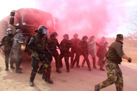 Strakoničtí vojáci se učili zvládat dav