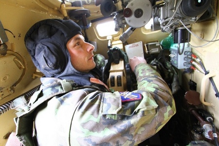 Činnost miřiče 152 mm ShKH DANA při zamíření zbraně na cíl