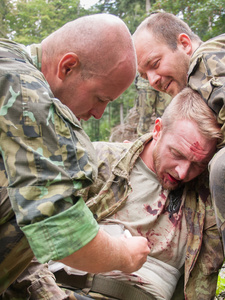 Hlídka aktivních záloh ošetřuje zraněného