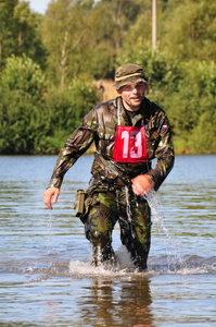 Příslušník hlídky z Chrudimi po překonání vodního toku.