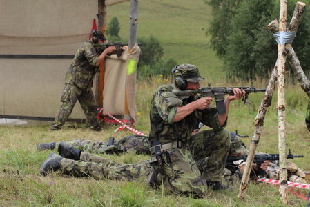 Hlídka 43. výsadkového praporu při střelbě.