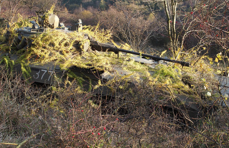 Zamaskované BVP-2 v palebném postavení