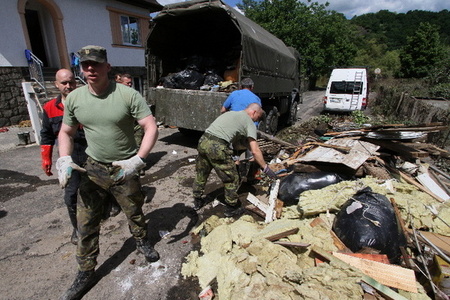 Dejte nám číslo na ministra, chceme mu za vojáky poděkovat, říkají lidé ze zatopených oblastí