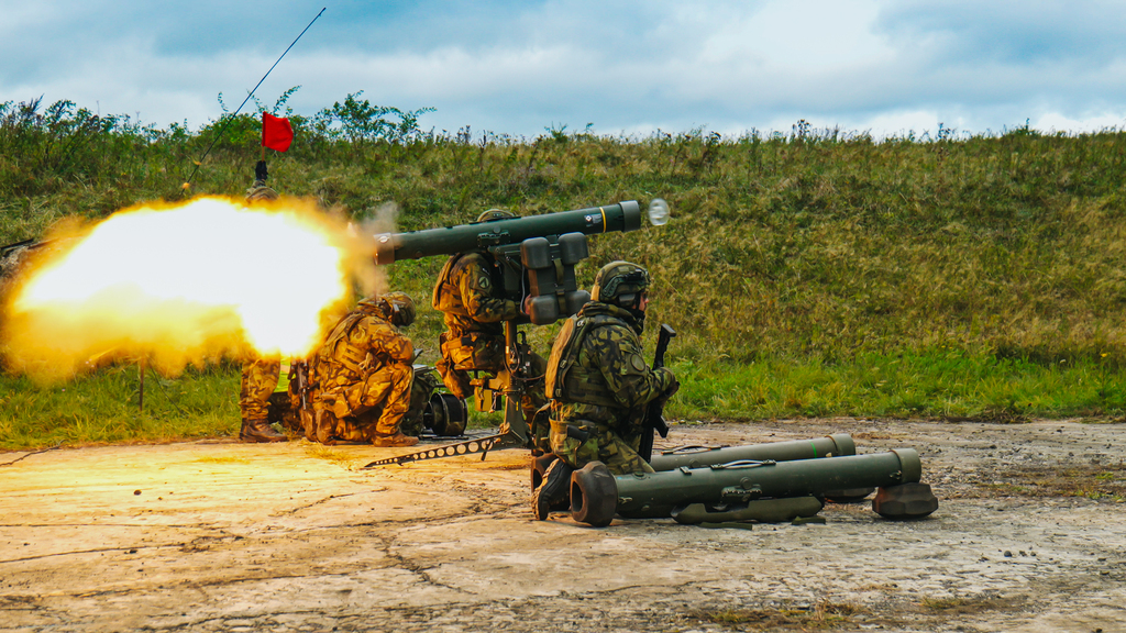Čeští vojáci při střelbě z protiletadlového kompletu RBS-70