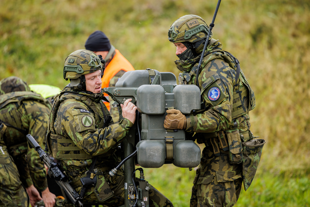Příprava kompletu RBS-70 v palebném postavení.