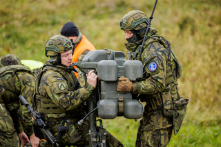 Příprava kompletu RBS-70 v palebném postavení.