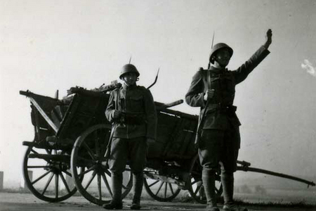 Pohraniční komunikace byly za mobilizace uzavřeny armádními hlídkami (Vojenský ústřední archiv – Vojenský historický archiv)