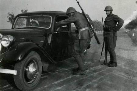 Vojenská silniční kontrola za mobilizace (Vojenský ústřední archiv – Vojenský historický archiv)