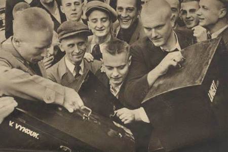 Záložníci rukovali za mobilizace s typickými vojenskými kufříky (Vojenský historický ústav Praha)