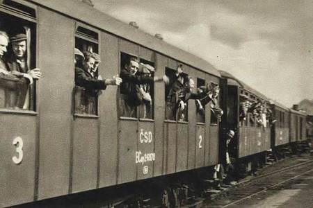 Záložníci odjíždějí ke svým útvarům podle mobilizačního určení (Vojenský historický ústav Praha)
