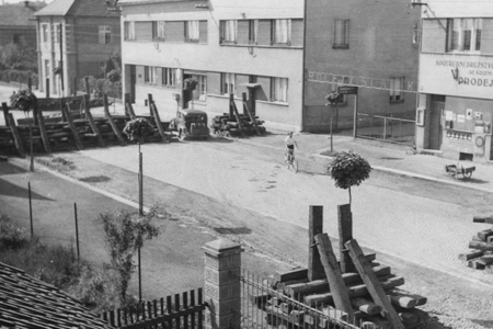 V mobilizaci vybudovaná silniční uzávěra u nádraží v Turnově (Muzeum Českého ráje Turnov)