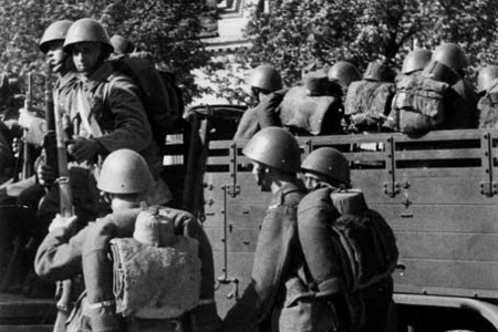 Nástup vystrojených a vyzbrojených záložníků (Vojenský historický ústav Praha)