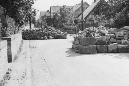 V mobilizaci vybudovaná silniční uzávěra v Daliměřicích u Turnova (Muzeum Českého ráje Turnov)