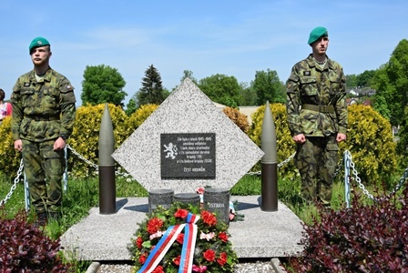 K památníku u vojenské školy v Moravské Třebové napochodovaly školní čety