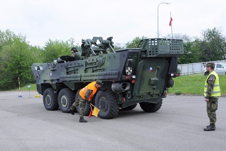 Na heliportu vojenského výcvikového prostoru Březina vojáci cvičili překonávání vodní překážky plavbou