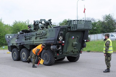 Vojáci cvičili plavbu s bojovou technikou. Zatím jen na asfaltu