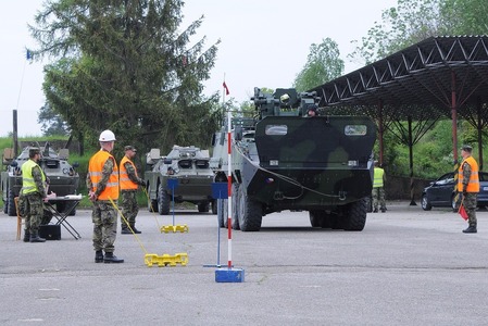 Na heliportu vojenského výcvikového prostoru Březina vojáci cvičili překonávání vodní překážky plavbou