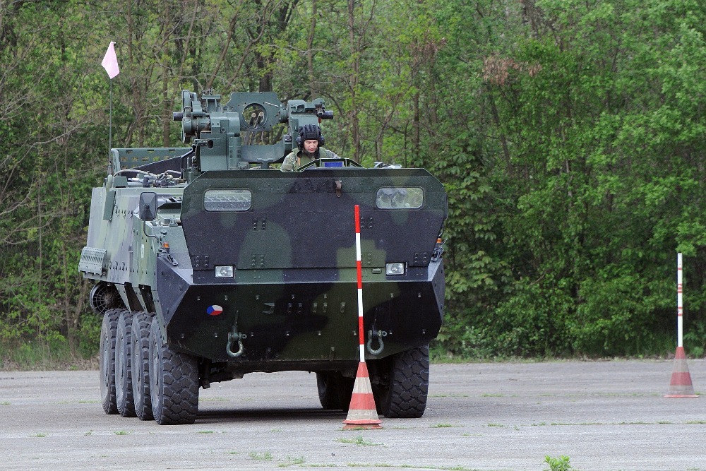 Na heliportu vojenského výcvikového prostoru Březina vojáci cvičili překonávání vodní překážky plavbou