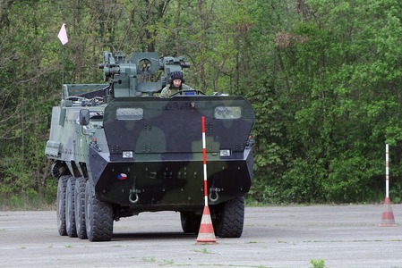 Na heliportu vojenského výcvikového prostoru Březina vojáci cvičili překonávání vodní překážky plavbou