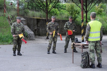 Na heliportu vojenského výcvikového prostoru Březina vojáci cvičili překonávání vodní překážky plavbou