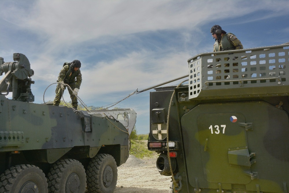Na heliportu vojenského výcvikového prostoru Březina vojáci cvičili překonávání vodní překážky plavbou