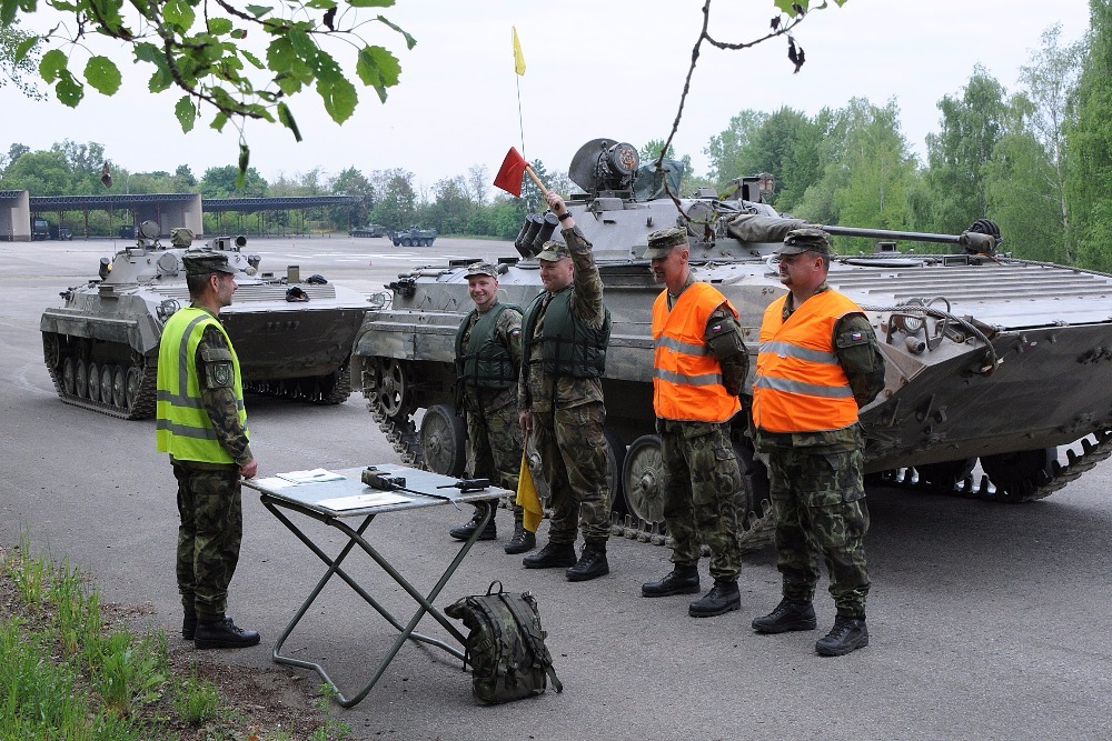Na heliportu vojenského výcvikového prostoru Březina vojáci cvičili překonávání vodní překážky plavbou