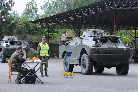 Na heliportu vojenského výcvikového prostoru Březina vojáci cvičili překonávání vodní překážky plavbou