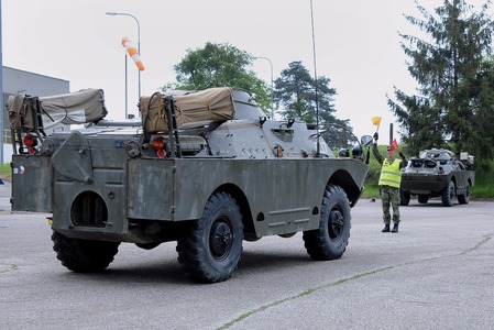 Na heliportu vojenského výcvikového prostoru Březina vojáci cvičili překonávání vodní překážky plavbou