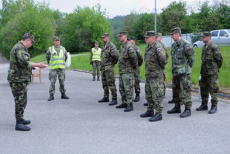Na heliportu vojenského výcvikového prostoru Březina vojáci cvičili překonávání vodní překážky plavbou