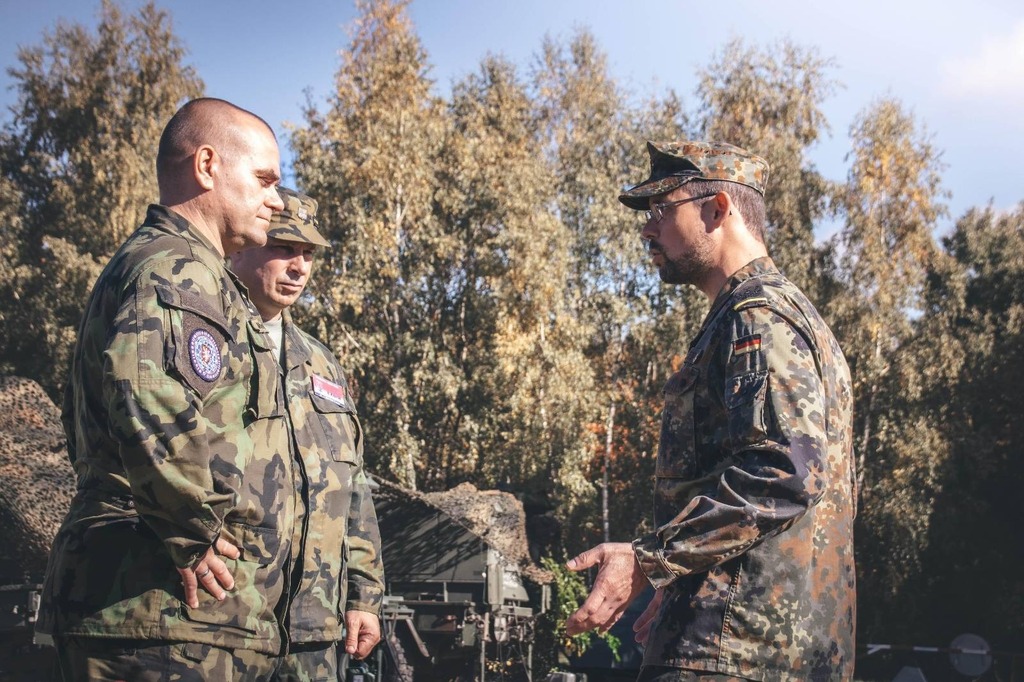 Generál Feix při debatě s velitelem německých cvičících