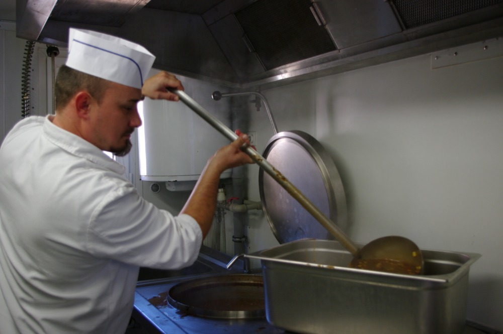 Plnění gastronádoby na přepravu stravy