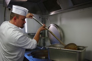 Plnění gastronádoby na přepravu stravy