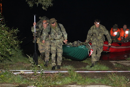 Průkumná hlídka 42. mechanizovaného praporu po překonání vodní překážky