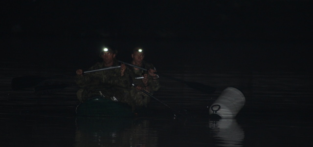 Průzkumná hlídka překonává vodní nádrž Barnov