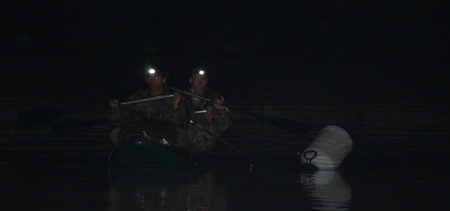Průzkumná hlídka překonává vodní nádrž Barnov