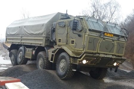 Řidiči na speciálním polygonu trénují jízdu na extrémních překážkách i správné reakce 